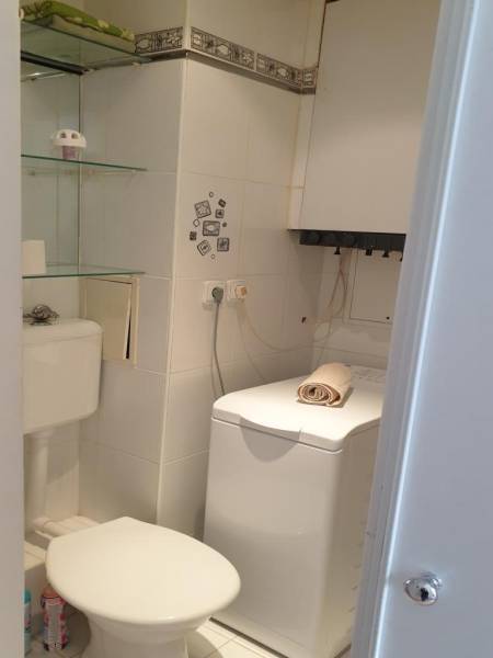 Novinka: Praktický byt v širšom centre. Mestská ul. Províziu neplatíte - Kúpeľňa s toaletou, práčkou a úložnými policami v 2-izbovom byte.