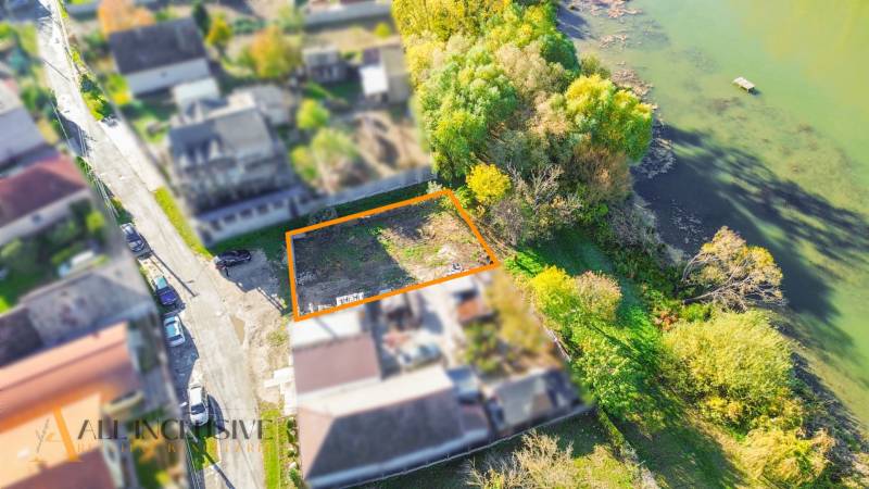 NA PREDAJ STAVEBNÝ POZEMOK, JAHODNÁ - Pozemky - bývanie v Jahodnej pri rieke, lemované stromami a bohatou zeleňou.