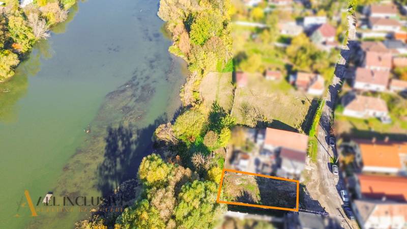 NA PREDAJ STAVEBNÝ POZEMOK, JAHODNÁ - Letecký pohľad na pozemky - bývanie pri rieke v mestskom prostredí Jahodnej.