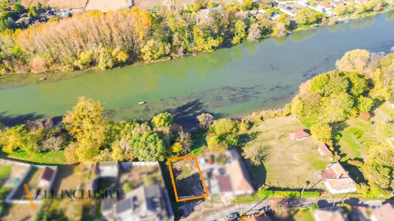 NA PREDAJ STAVEBNÝ POZEMOK, JAHODNÁ - Pozemok na bývanie v Jahodnej, blízko rieky a obklopený zeleňou.