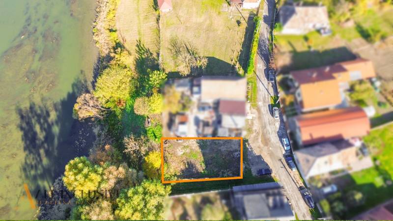 NA PREDAJ STAVEBNÝ POZEMOK, JAHODNÁ - Letecký pohľad na pozemky v Jahodnej, obklopené zeleňou a vodnou plochou.