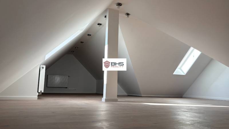 Predaj: 3-i mezonet v krásnom, zelenom prostredí v Tomášikove 71m2 - Podkrovný priestor v 3-izbovom byte s oknom a podlahou s dreveným dekorom.