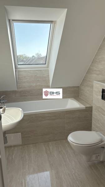 Predaj: 3-i mezonet v krásnom, zelenom prostredí v Tomášikove 71m2 - Kúpeľňa v 3-izbovom byte s vaňou a strešným oknom, podlaha s dreveným dekorom.