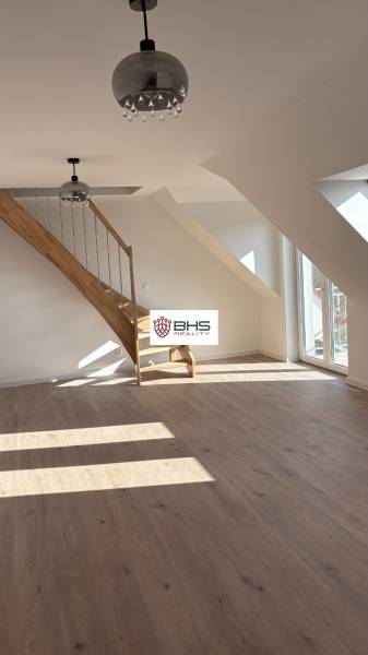 Predaj: 3-i mezonet v krásnom, zelenom prostredí v Tomášikove 71m2 - Podkrovný priestor v 3-izbovom byte s podlahou s dreveným dekorom a schodiskom.