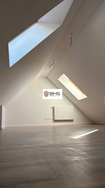 Predaj: 3-i mezonet v krásnom, zelenom prostredí v Tomášikove 71m2 - Podkrovná izba s podlahou s dreveným dekorom a strešnými oknami v 3-izbovom byte.