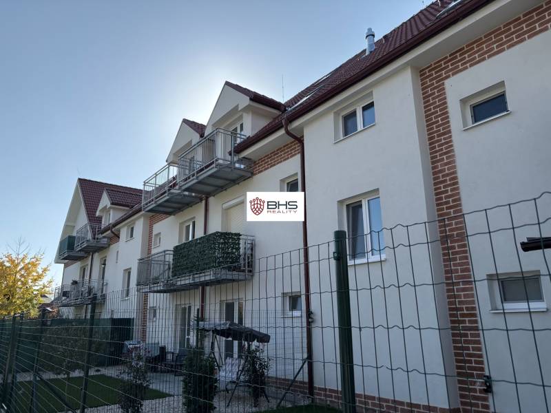 Predaj: 3-i mezonet v krásnom, zelenom prostredí v Tomášikove 71m2 - Exteriér budovy s balkónmi a záhradami, 3-izbový byt v Tomášikove.