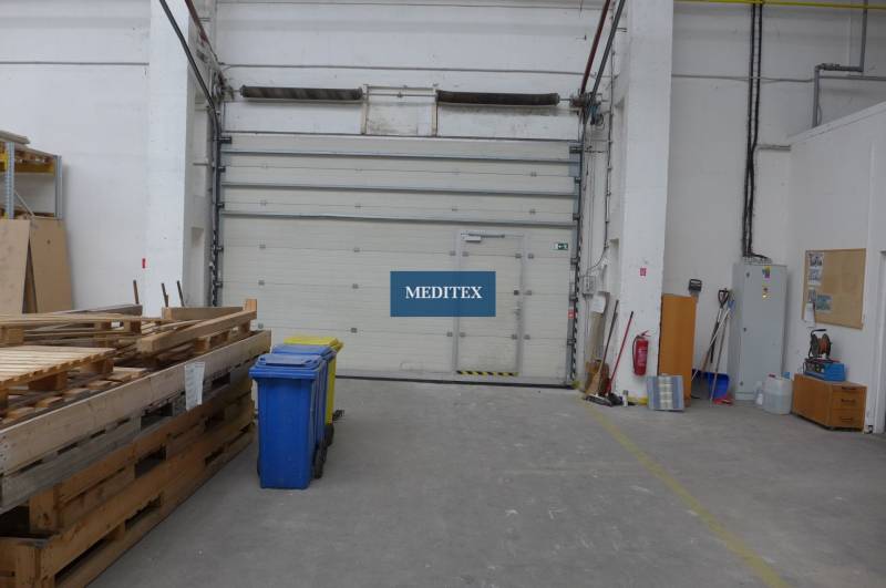 Sklad na prenájom o celkovej ploche 1015 m2 - Sklady a haly s paletami, kontajnermi a veľkými dverami.