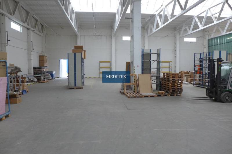 Sklad na prenájom o celkovej ploche 1015 m2 - Priestor sklady a haly s vysokým stropom a rôznym naskladneným materiálom.