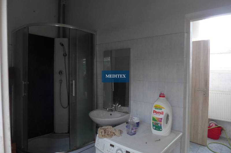 Sklad na prenájom o celkovej ploche 1015 m2 - Kúpeľňa s práčkou, sprchovacím kútom a prostriedkami na pranie.