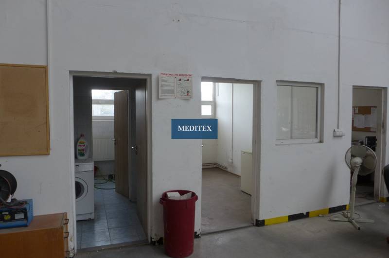 Sklad na prenájom o celkovej ploche 1015 m2 - V skladoch a halách sú dvere, práčka, ventilátor a červený kôš.