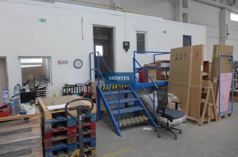 Sklad na prenájom o celkovej ploche 1015 m2 - Sklady a haly so schodiskom, paletami a kancelárskym nábytkom.