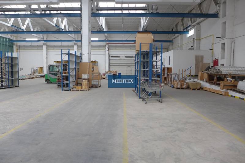 Sklad na prenájom o celkovej ploche 1015 m2 - Priestor skladu s regálmi a nákladmi, Sklady a haly.