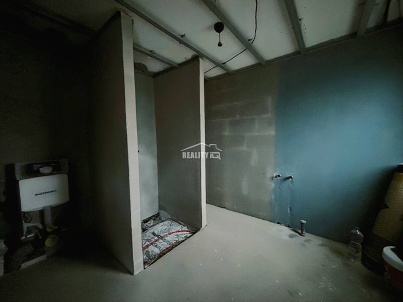 REZERVOVANÉ |Exkluzívne na predaj rodinný dom, Kolárovice (okres Bytča - Interiér rodinného domu s nehotovou kúpeľňou a inštaláciami pre WC a umývadlo.