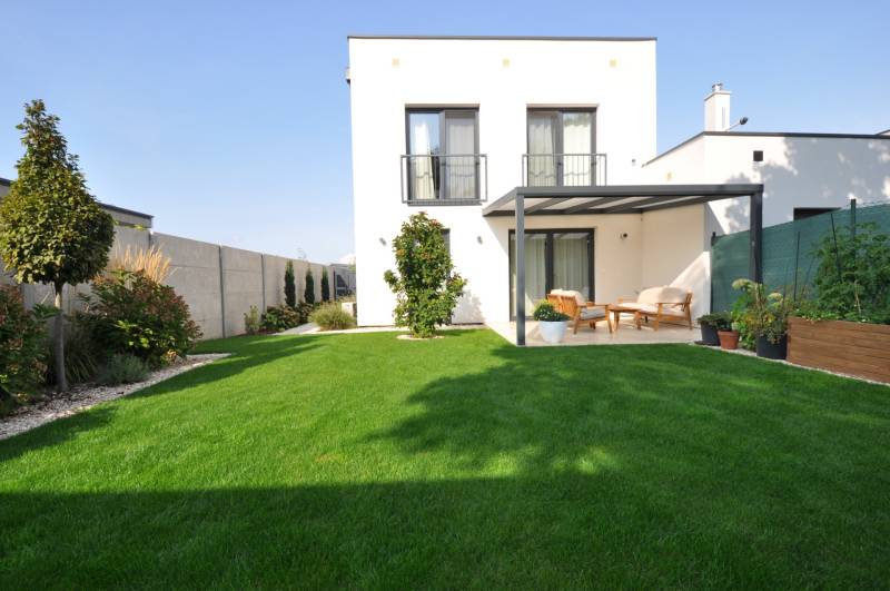 Perla v mori priemernosti - 4i prémiový RD Miloslavov - Záhrada s trávnikom pri rodinnom dome na Ďuríčkovej ulici v Miloslavove.