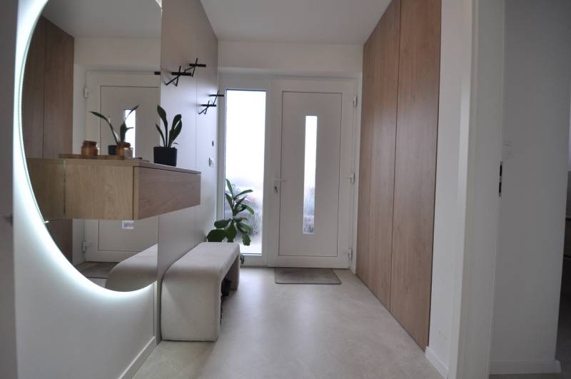 Perla v mori priemernosti - 4i prémiový RD Miloslavov - Vstupná hala v rodinnom dome s veľkým zrkadlom a úložnými priestormi.