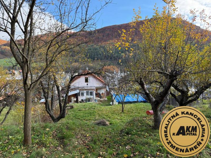 Rodinný dom na predaj, Stará Kremnička, okres Žiar nad Hronom  - Rodinný dom v Starej Kremničke s ovocnými stromami na svahovitom pozemku.