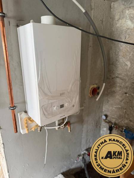 Rodinný dom na predaj, Stará Kremnička, okres Žiar nad Hronom  - Kotleň Rodinného domu v Starej Kremničke s plynovým kotlom pripevneným na stenu.