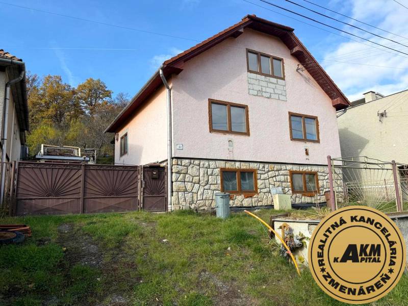 Rodinný dom na predaj, Stará Kremnička, okres Žiar nad Hronom  - Rodinný dom v Starej Kremničke so svahovitou záhradou a kamennou fasádou.