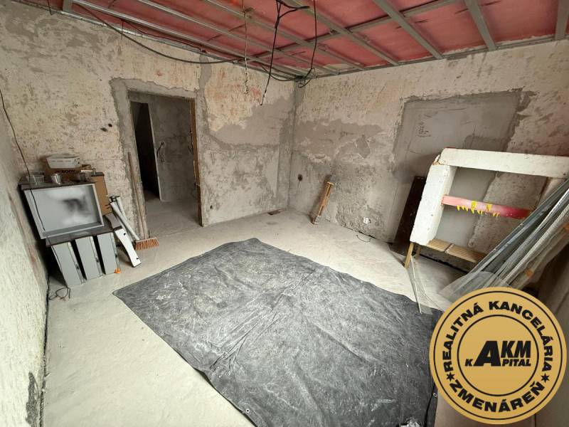 Rodinný dom na predaj, Stará Kremnička, okres Žiar nad Hronom  - Interiér rodinného domu v Starej Kremničke s odkrytými stenami a podlahou.