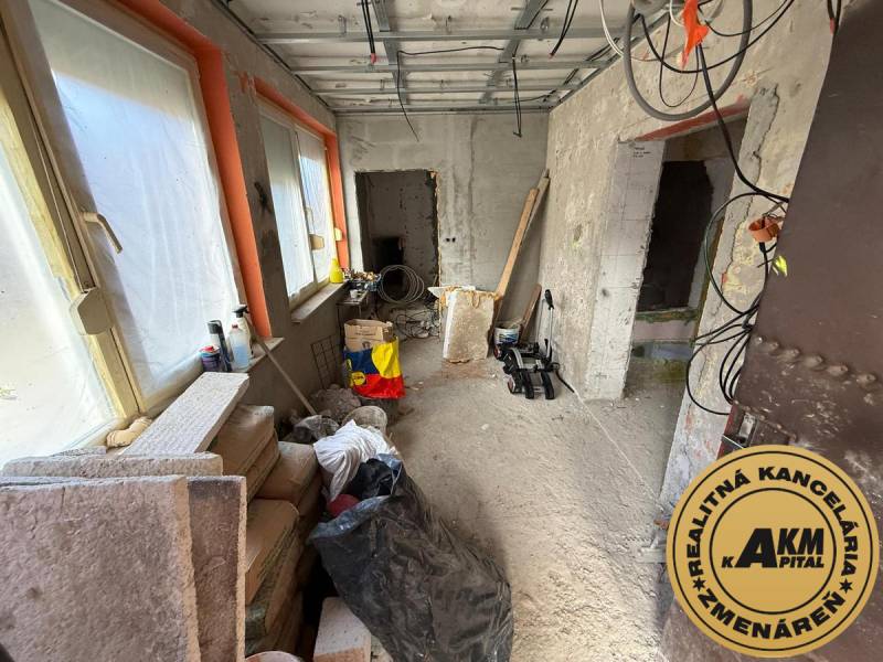Rodinný dom na predaj, Stará Kremnička, okres Žiar nad Hronom  - Izba v rodinnom dome s rekonštrukciou. Stavebný materiál, okná zakryté fóliou.