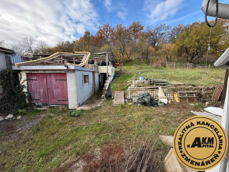 Rodinný dom na predaj, Stará Kremnička, okres Žiar nad Hronom  - Rodinný dom v Starej Kremničke s neudržiavanou záhradou, starou garážou a drevenou konštrukciou.