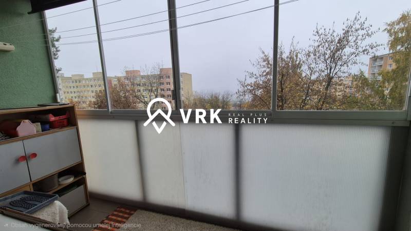 3 IZBOVÝ BYT, OVRUČSKÁ, KOŠICE - SÍDL. DARGOVSKÝCH HRDINOV - Zasklený balkón v 3-izbovom byte s výhľadom na paneláky a stromy.