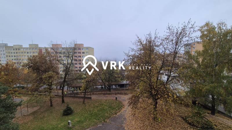 3 IZBOVÝ BYT, OVRUČSKÁ, KOŠICE - SÍDL. DARGOVSKÝCH HRDINOV - Sídlisko s panelákmi a jesennou scenériou na Ovručskej ulici v Košiciach, mestská časť Dargovských hrdinov.