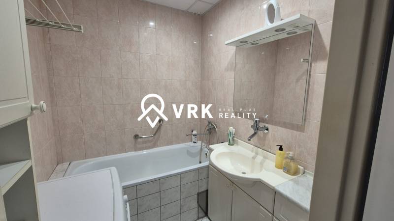 3 IZBOVÝ BYT, OVRUČSKÁ, KOŠICE - SÍDL. DARGOVSKÝCH HRDINOV - Kúpeľňa s vaňou, umývadlom a zrkadlom v 3-izbovom byte.