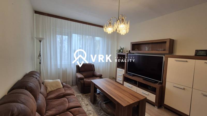 3 IZBOVÝ BYT, OVRUČSKÁ, KOŠICE - SÍDL. DARGOVSKÝCH HRDINOV - Obývacia izba s pohodlnou sedačkou, kreslom, TV a skrinkou v 3-izbovom byte.