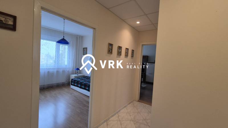 3 IZBOVÝ BYT, OVRUČSKÁ, KOŠICE - SÍDL. DARGOVSKÝCH HRDINOV - Chodba vedúca do spálne v 3-izbovom byte s podlahou s dreveným dekorom.