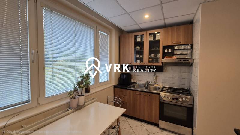 3 IZBOVÝ BYT, OVRUČSKÁ, KOŠICE - SÍDL. DARGOVSKÝCH HRDINOV - Kuchyňa v 3-izbovom byte s plynovým sporákom, skrinkami a jedálenským stolom.