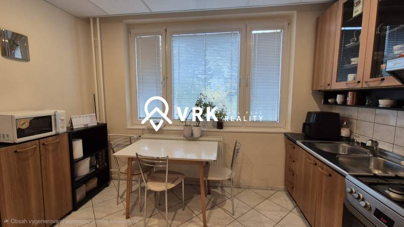 3 IZBOVÝ BYT, OVRUČSKÁ, KOŠICE - SÍDL. DARGOVSKÝCH HRDINOV - Kuchyňa 3-izbového bytu s jedálenským stolom, kuchynskou linkou a mikrovlnkou.