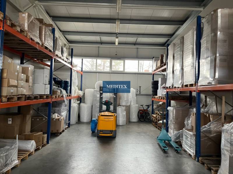 Sklad na prenájom o ploche 121 m2 s malou kanceláriou a WC - Sklady a haly plné paliet a balíkov, viditeľný vysokozdvižný vozík.