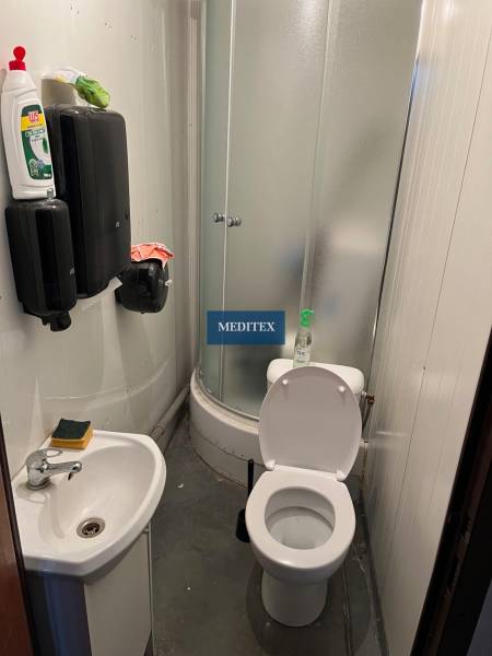 Sklad na prenájom o ploche 121 m2 s malou kanceláriou a WC - Malá kúpeľňa so sprchovým kútom, umývadlom a toaletou v Skladoch a halách.