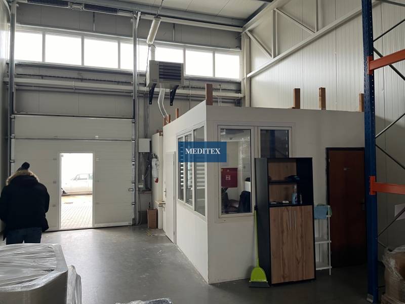 Sklad na prenájom o ploche 121 m2 s malou kanceláriou a WC - Interiér Sklady a haly s prechodovou bránou a malou kanceláriou navrchu.