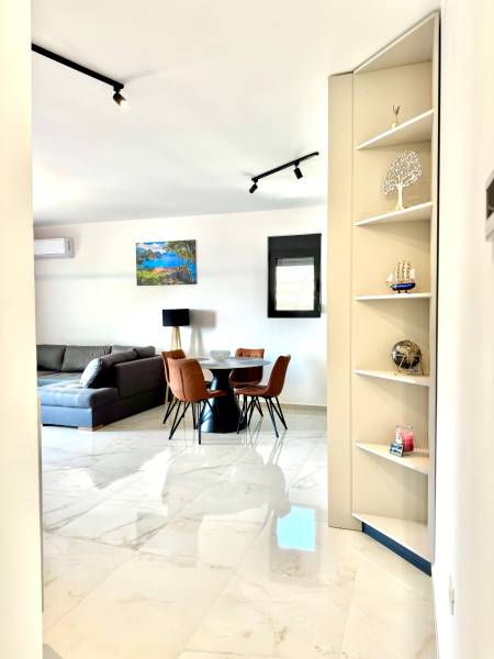 Apartmán s výhľadom na more BAR, Čierna Hora-Montenegro - Interiér 1-izbového bytu s bielou podlahou, šedým gaučom a jedálenským stolom.