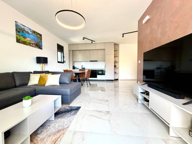 Apartmán s výhľadom na more BAR, Čierna Hora-Montenegro - Obývacia izba 1-izbového bytu s pohovkou, TV a kuchynským kútom so sedením.