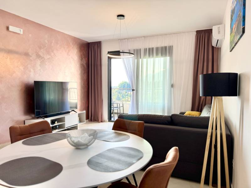 Apartmán s výhľadom na more BAR, Čierna Hora-Montenegro - Obývačka v 1-izbovom byte s televíziou, balkónom a elegantným stolom.