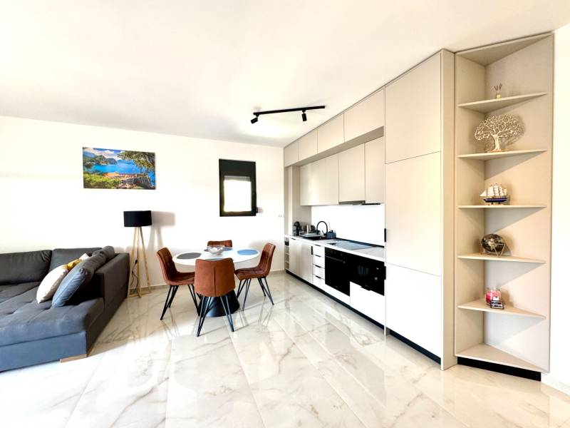 Apartmán s výhľadom na more BAR, Čierna Hora-Montenegro - Svetlá kuchyňa s jedálenským stolom a pohodlným gaučom v 1-izbovom byte.