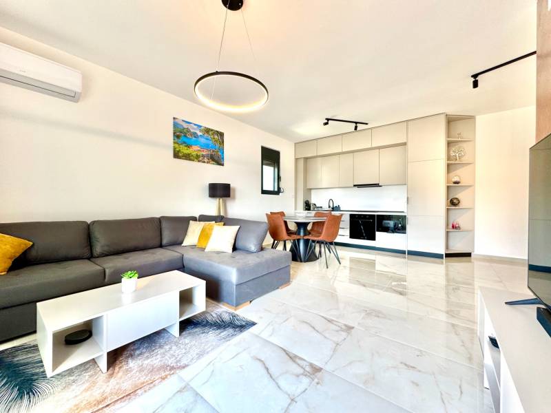 Apartmán s výhľadom na more BAR, Čierna Hora-Montenegro - Interiér 1-izbového bytu s pohovkou, kuchynským kútom a jedálenským stolom.