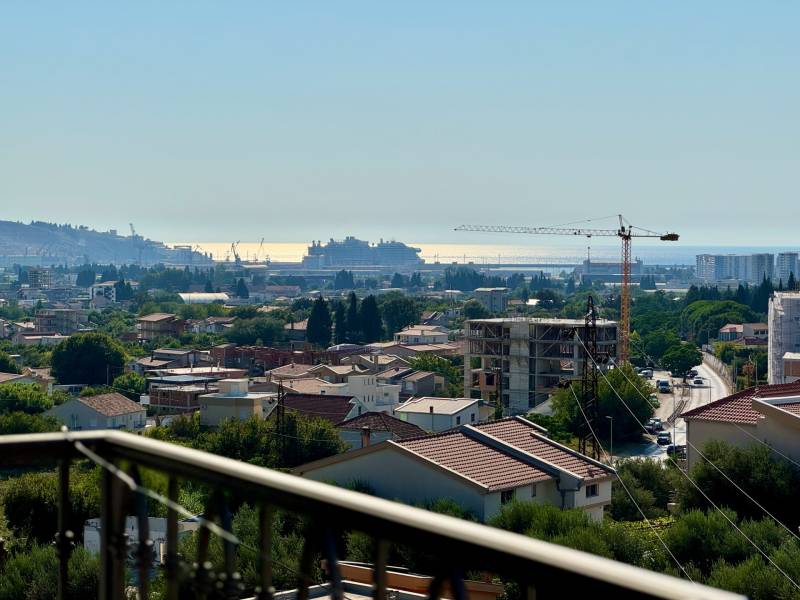 Apartmán s výhľadom na more BAR, Čierna Hora-Montenegro - Pohľad na mesto Bar s výhľadom na more a stavebnými žeriavmi.