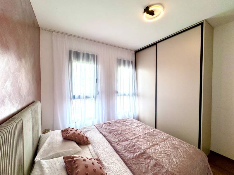 Apartmán s výhľadom na more BAR, Čierna Hora-Montenegro - Izba so svetlým nábytkom a dekoračnými vankúšmi v 1-izbovom byte.