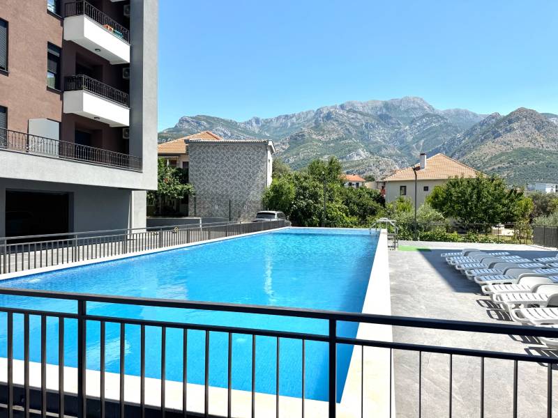 Apartmán s výhľadom na more BAR, Čierna Hora-Montenegro - Bazén pri 1-izbovom byte v meste Bar s výhľadom na hory a ležadlami.