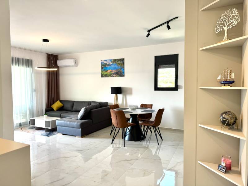 Apartmán s výhľadom na more BAR, Čierna Hora-Montenegro - Obývačka s pohodlným rohovým gaučom a jedálenským stolom v 1-izbovom byte.