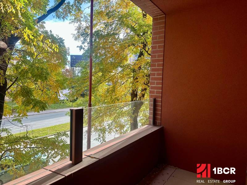 PRIESTRANNÝ 1-IZB. BYT S LOGGIOU V IKONICKOM PROJEKTE ZWIRN III - Balkón 1-izbového bytu na Košickej ulici v Bratislave - Ružinove s výhľadom na zeleň.