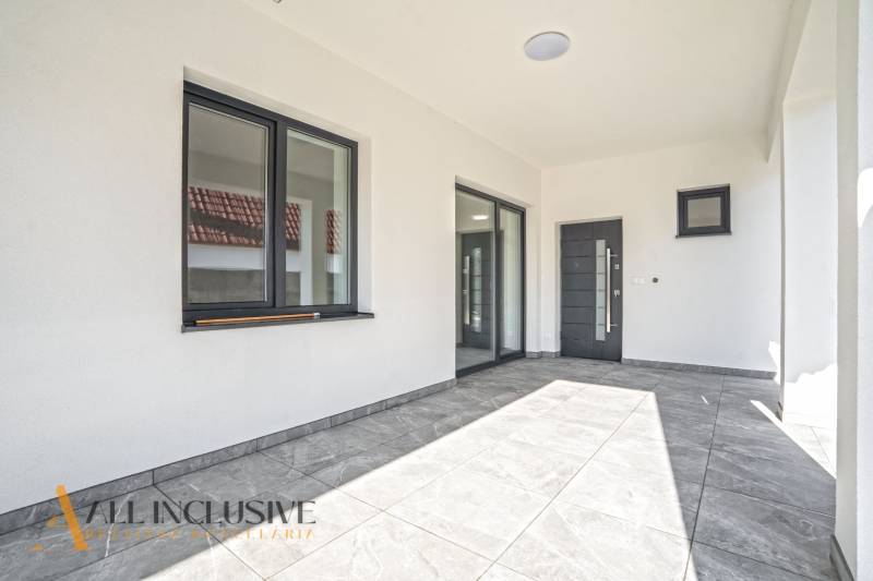 NA PREDAJ 4-IZB.BUNGALOV S DVOJGARÁŽOU,ORECHOVÁ POTôŇ - Rodinný dom s terasou, veľkými oknami a sivou podlahou s dlažbou.