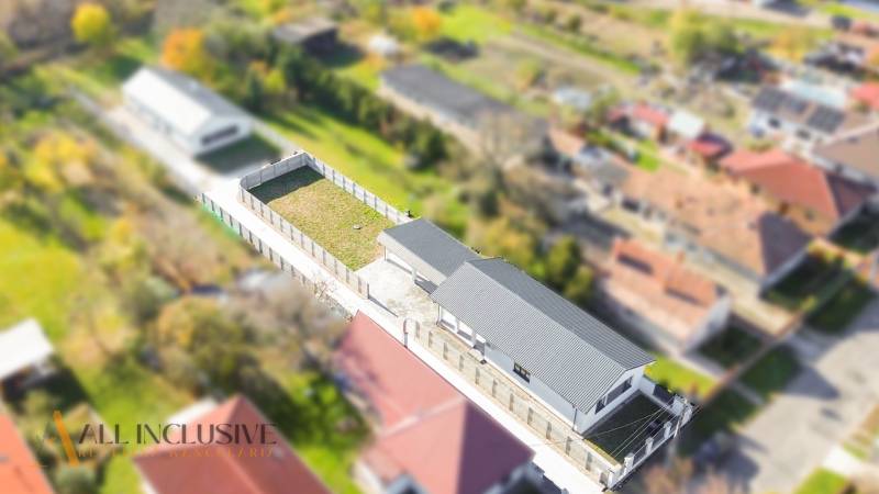 NA PREDAJ 4-IZB.BUNGALOV S DVOJGARÁŽOU,ORECHOVÁ POTôŇ - Rodinný dom v Orechovej Potôni s dvorom, trávnatá plocha a priľahlé budovy.