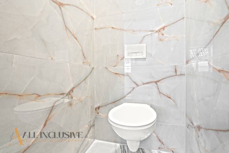 NA PREDAJ 4-IZB.BUNGALOV S DVOJGARÁŽOU,ORECHOVÁ POTôŇ - Kúpeľňa v rodinnom dome s luxusnou obkladačkou a zabudovaným záchodom.