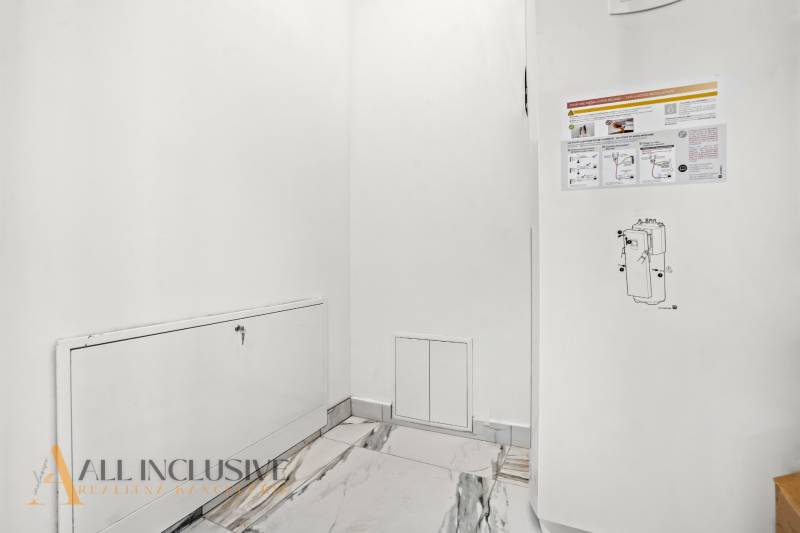 NA PREDAJ 4-IZB.BUNGALOV S DVOJGARÁŽOU,ORECHOVÁ POTôŇ - Biela stena s poklopom a informačnými nálepkami v rodinnom dome.