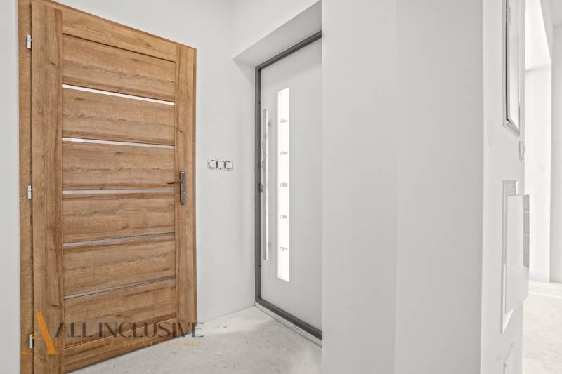 NA PREDAJ 4-IZB.BUNGALOV S DVOJGARÁŽOU,ORECHOVÁ POTôŇ - Interiér rodinného domu s dreveným dekorom a jednoduchými bielymi stenami.